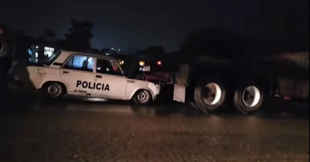 Auto de la Policía impacta contra una rastra en La Habana