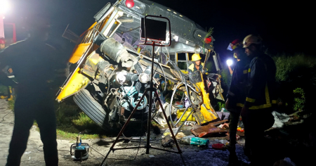 Dos fallecidos y 27 lesionados en accidente masivo en Granma