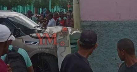 Auto impacta contra columna de un portal en Santiago de Cuba