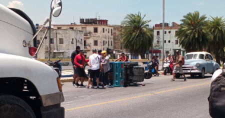 Triciclo se vuelca en avenida de La Habana