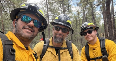Dos migrantes cubanos sirven como bomberos en EE.UU.