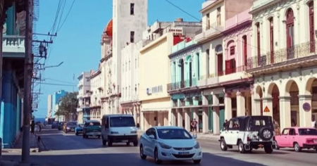 Escena insólita: Hombre en silla de ruedas desafía el tráfico en La Habana