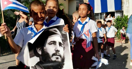 Uniformes desde el exilio: La paradoja de vestir la obediencia