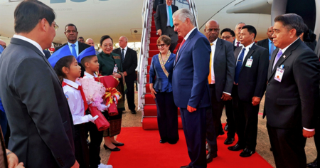 Díaz-Canel y Lis Cuesta llegan sonrientes a Laos en plena crisis en Cuba