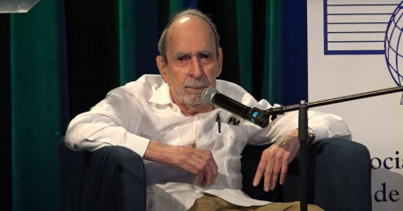 “Es una lástima que no pudiéramos progresar en nuestra patria”: Escritor exiliado rescata la historia de 250 cantantes cubanos