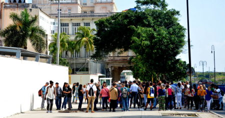 Cubanos se vuelcan a pedir la ciudadanía española antes del cierre de la ley de nietos