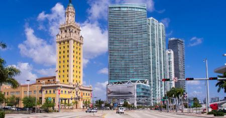 Florida dona terreno junto a la Torre de la Libertad de Miami para la biblioteca presidencial de Trump