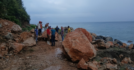 Bomberos y pobladores mueven enormes piedras para llegar a zona incomunicada en Santiago de Cuba