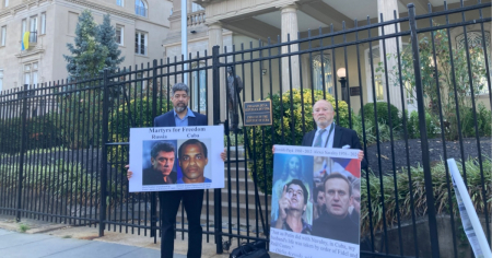 Opositores protestan frente a embajada del régimen en Washington contra presencia cubana en guerra de Ucrania