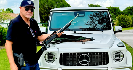 Carlos Otero posa con armas tras entrada en vigor de ley “Open Carry” en Florida