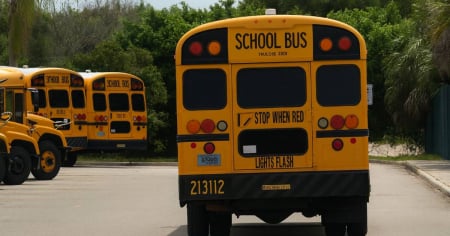 Miami evalúa reactivar polémico programa de multas por cámaras en autobuses escolares