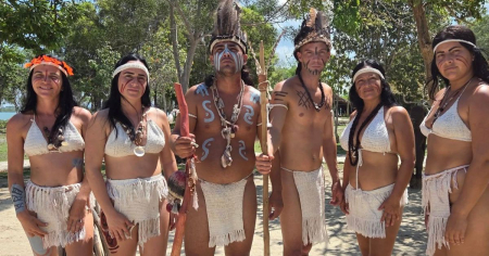 Trabajadores cubanos vestidos como aborígenes generan debate: “La tribu avanza y eso les molesta”