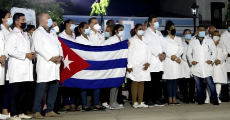 Como en los peores momentos de la pandemia: Gobierno cubano traslada médicos a Matanzas