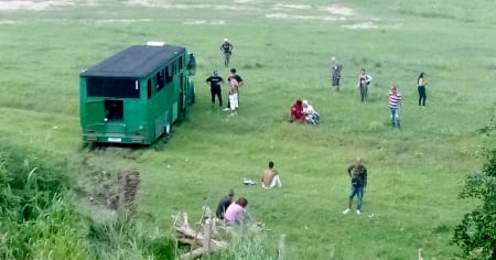 Camión de pasajeros cae de un elevado en Granma