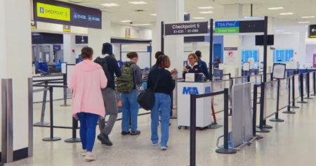 ¿Cubanos con I-220A pueden autodeportarse a Canadá o a cualquier otro país?