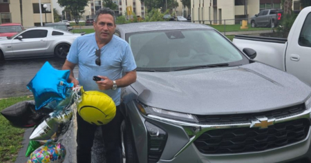 Presentador cubano Yunior Morales celebra en Miami la compra de su primer auto nuevo tras emigrar de la isla