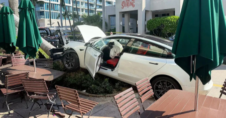 Un Tesla se estrella contra un restaurante en Miami Beach: Así fue el impactante momento