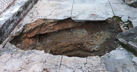 Aclaran sobre accidente en Zapata y Paseo donde un hombre y su moto cayeron en un hueco