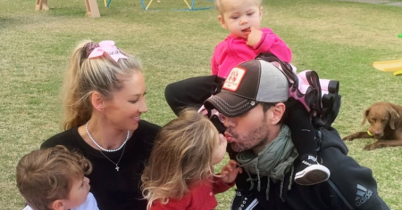 Anna Kournikova reaparece en pleno embarazo y muestra lo grandes que están sus 3 hijos con Enrique Iglesias