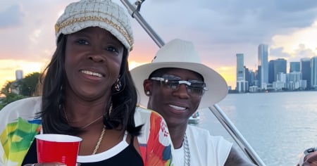 ¡Casi ha pasado un año desde que llegó! Yordenis Ugás no pierde oportunidad de celebrar con su mamá y juntos festejaron