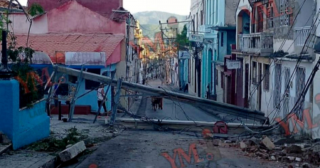 Poste eléctrico colapsa en pleno centro de Santiago de Cuba y las autoridades brillan por su ausencia