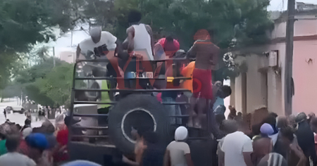 Desesperación en Santiago de Cuba: Pobladores se lanzan sobre camión de picadillo por escasez y el huracán