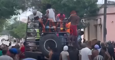 Régimen detienen a varios implicados en el saqueo del camión de picadillo en Santiago de Cuba