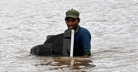 La imagen más viral del huracán Melissa: ¿quién es este hombre y dónde fue tomada la foto?