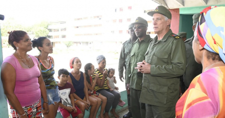 Díaz-Canel visita centro de evacuación en Holguín y se jacta de la "buena alimentación"