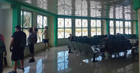 Decenas de cubanos quedan varados en el aeropuerto de Holguín en espera de un vuelo a Moscú