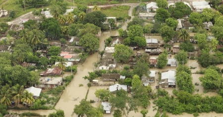 Rescatan a hombre que quedó atrapado tras crecida de río Cauto