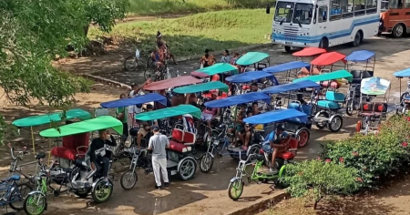 Bicitaxis de Las Tunas ayudan a evacuar a damnificados de Granma tras inundaciones