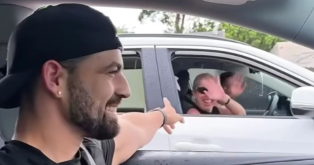 Le pita a los carros para cantarles: Así alegra el cubano Dany Baxter el día a los conductores en Miami