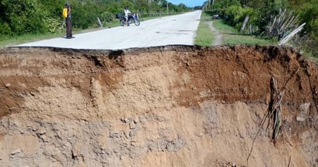 Varias carreteras permanecen intransitables en el oriente cubano tras el paso del huracán Melissa