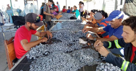 Prácticas preprofesionales: Unión Eléctrica pone a jóvenes a separar tuercas y tornillos