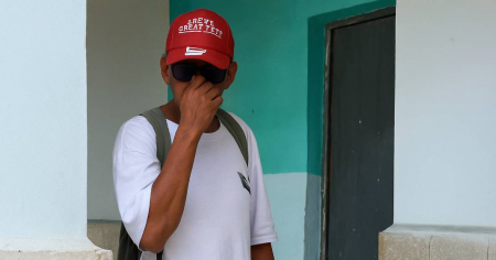 Increpan en plena calle a presunto estafador que usaba anillos falsos en El Cotorro