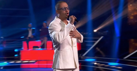 Cubano Andrés James arrasa con su sensualidad y carisma en La Voz España 2025