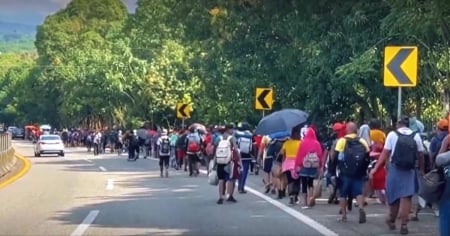 Cubanos retoman travesía por México tras frustrarse la caravana migrante