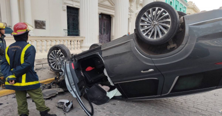 Auto Hyundai pierde el control y se vuelca en pleno Parque Vidal de Santa Clara