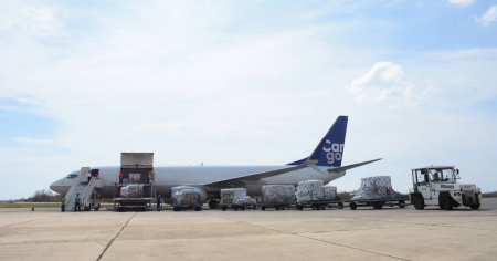 Llega a Santiago de Cuba avión de la ONU con 4,375 lonas para viviendas afectadas por el huracán Melissa