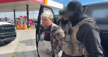 Arrestan en EE. UU. a cubano con orden de deportación y cargos por tráfico de personas y armas