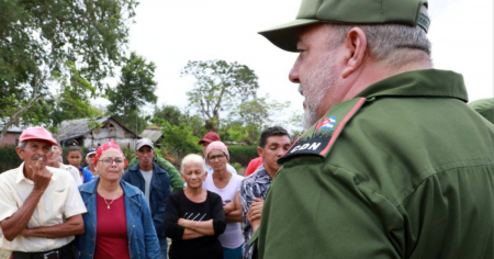 Marrero visita Cauto Cristo y pregunta a damnificados del huracán Melissa cómo están sus colchones: “Si hace falta, les damos dinero también”