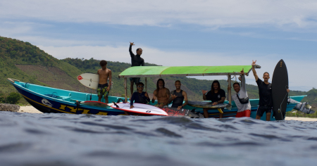 Surfistas cubanos graban documental en la Indonesia profunda
