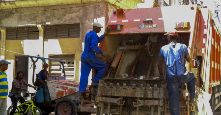 La Habana Vieja obliga a vecinos a llevar su basura directo al camión: dudas, quejas y burlas por la nueva “experiencia”