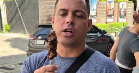 Cubano prueba la comida callejera en Tailandia y queda encantado con las mollejas de pollo