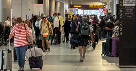 EE.UU. pide a los pasajeros que se vistan "con respeto" en los aviones: ¿Un plan realista?