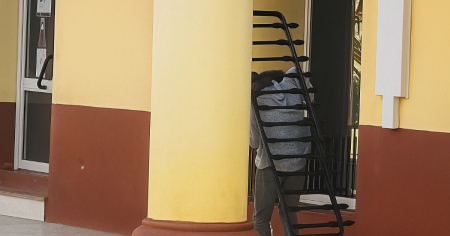 A la vista de todos: Captan el momento en que se roban la reja de un parque en Holguín