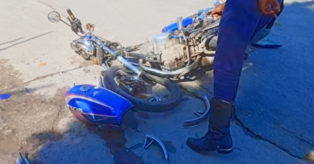 Accidente en Santiago de Cuba: Carro de renta impacta una moto en la calle Trocha