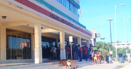 Bancarizados, pero sin dinero: Guantánamo digitaliza la espera para conseguir el efectivo ausente en los cajeros