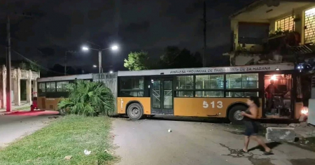 Ómnibus del transporte público se estrella contra vivienda en La Habana